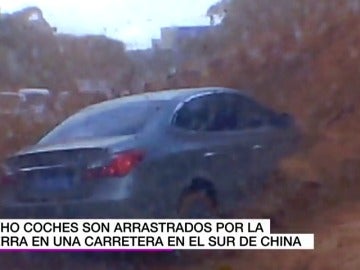 Un impresionante desprendimiento de tierra se lleva por delante ocho coches mientras circulaban en China Un impresionante desprendimiento de tierra se lleva por delante ocho coches mientras circulaban en China