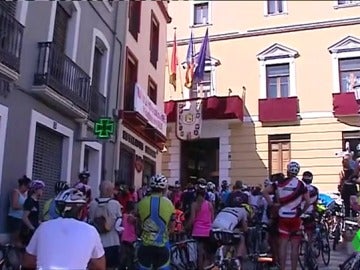Cientos de ciclistas se concentran frente al Ayuntamiento de Oliva, en Valencia Cientos de ciclistas se concentran frente al Ayuntamiento de Oliva, en Valencia