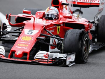 Sebastian Vettel, con el neumático pinchado Sebastian Vettel, con el neumático pinchado