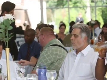 Veteranos y personas sin hogar disfrutan del lujoso banquete Veteranos y personas sin hogar disfrutan del lujoso banquete