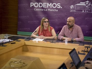 Afiliados de Podemos apoyan el pacto de Gobierno en Castilla-La Mancha Afiliados de Podemos apoyan el pacto de Gobierno en Castilla-La Mancha