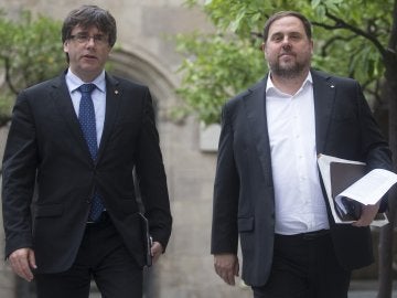 Carles Puigdemont y Oriol Junqueras, en el Parlament catalán Carles Puigdemont y Oriol Junqueras, en el Parlament catalán
