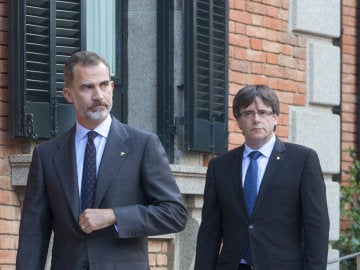 Felipe VI y Carles Puigdemont, juntos Felipe VI y Carles Puigdemont, juntos
