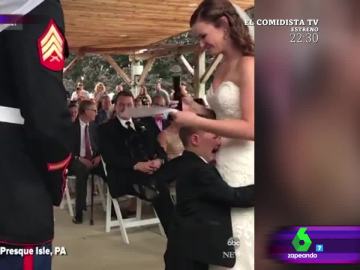 La tierna reacción de un niño a escuchar las palabras de su madrastra en la boda de su padre La tierna reacción de un niño a escuchar las palabras de su madrastra en la boda de su padre