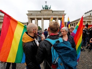Un grupo de personas manifestándose en Alemania Un grupo de personas manifestándose en Alemania