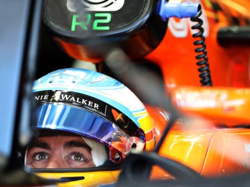 Fernando Alonso en el box de McLaren Fernando Alonso en el box de McLaren