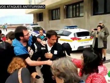 Pegatinas en los coches, enfrentamientos con policías y pintadas, aumentan las acciones contra el turismo Pegatinas en los coches, enfrentamientos con policías y pintadas, aumentan las acciones contra el turismo