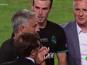 El frío saludo de Mourinho a Bale en la Supercopa de Europa El frío saludo de Mourinho a Bale en la Supercopa de Europa