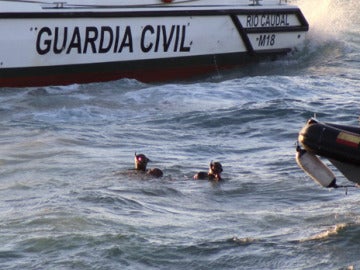 Miembros del GEAS rescatando el cadáver del inmigrante fallecido Miembros del GEAS rescatando el cadáver del inmigrante fallecido