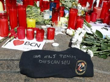 El mensaje de los Mossos a las víctimas en el altar de la Rambla El mensaje de los Mossos a las víctimas en el altar de la Rambla