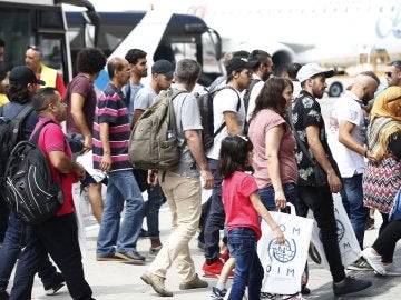 Llegada al aeropuerto Adolfo Suárez Madrid-Barajas de un total de 164 refugiados procedentes de Grecia Llegada al aeropuerto Adolfo Suárez Madrid-Barajas de un total de 164 refugiados procedentes de Grecia