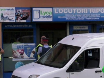 Los Mossos registran de nuevo el locutorio de Salah El Karih y han interrogado a su mujer Los Mossos registran de nuevo el locutorio de Salah El Karih y han interrogado a su mujer