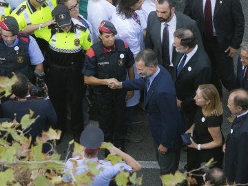 Felipe VI saluda a los Mossos d'Esquadra en su llegada a la manifestación