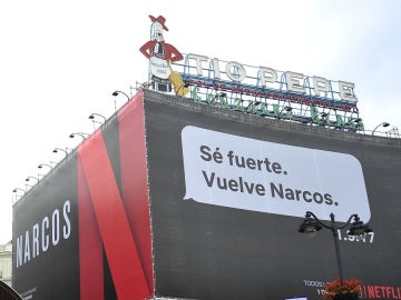 Cartel publicitario de la serie 'Narcos' en la Puerta del Sol de Madrid Cartel publicitario de la serie 'Narcos' en la Puerta del Sol de Madrid