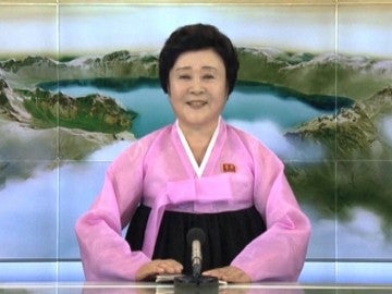 "La mujer de rosa", la presentadora que anuncia los hechos más importantes de Corea del Norte con un particular estilo "La mujer de rosa", la presentadora que anuncia los hechos más importantes de Corea del Norte con un particular estilo
