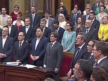 El Parlament catalán celebra la aprobación de la Ley del Referéndum cantando 'Chiquitita' en español El Parlament catalán celebra la aprobación de la Ley del Referéndum cantando 'Chiquitita' en español