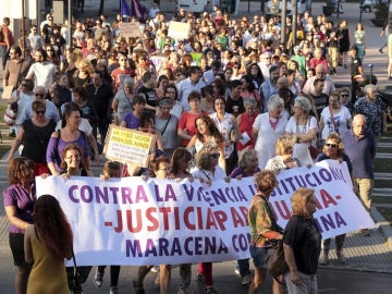 Numerosos manifestantes convocados por varias plataformas feministas de Granada y de toda España recorren las calles de Granada en apoyo a Juana Rivas y las víctimas de violencia de género Numerosos manifestantes convocados por varias plataformas feministas de Granada y de toda España recorren las calles de Granada en apoyo a Juana Rivas y las víctimas de violencia de género