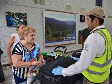 La madre de Pilar Garrido, en el aeropuerto.