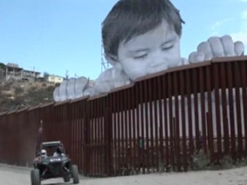 Reivindicativo mural de un niño de 21 metros de altura en la frontera entre México y EEUU