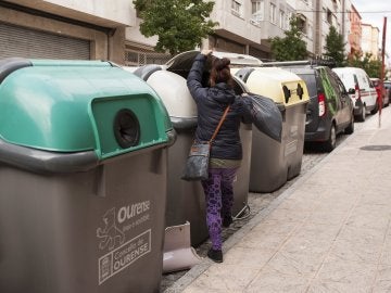 Contenedor en el que se ha localizado un recién nacido con vida, envuelto en una manta Contenedor en el que se ha localizado un recién nacido con vida, envuelto en una manta