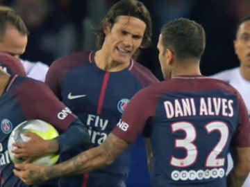 Neymar y Cavani se 'pelearon' por tirar faltas y penaltis Neymar y Cavani se 'pelearon' por tirar faltas y penaltis