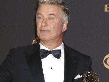 El actor estadouniense Alec Baldwin posa con el galardón El actor estadouniense Alec Baldwin posa con el galardón