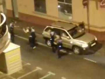 Armado con un palo, así se enfrenta un hombre a cuatro policías que lo pararon por exceso de velocidad Armado con un palo, así se enfrenta un hombre a cuatro policías que lo pararon por exceso de velocidad