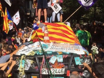 Colocan pegatinas con lemas a favor del referéndum en un vehículo de Guardia Civil Colocan pegatinas con lemas a favor del referéndum en un vehículo de Guardia Civil