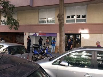 Agentes de la Policía Nacional han acudido a una sede de la CUP en Barcelona Agentes de la Policía Nacional han acudido a una sede de la CUP en Barcelona