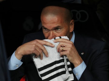 Zidane, en el banquillo durante el Real Madrid - Betis Zidane, en el banquillo durante el Real Madrid - Betis