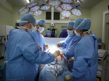 Cirujanos en un quirófano Cirujanos en un quirófano