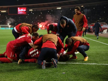 Prijovic celebra con sus compañeros de equipo el gol de la victoria Prijovic celebra con sus compañeros de equipo el gol de la victoria
