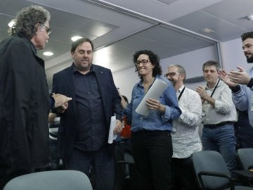 El vicepresidente del Govern, Oriol Junqueras, es saludado por Joan Tarda El vicepresidente del Govern, Oriol Junqueras, es saludado por Joan Tarda