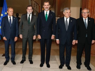 Felipe VI posa junto a Mariano Rajoy, Donald Tusk, Antonio Tajani y Jean-Claude Juncker Felipe VI posa junto a Mariano Rajoy, Donald Tusk, Antonio Tajani y Jean-Claude Juncker