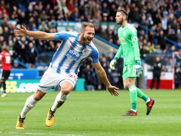 Laurent Depoitre celebra un gol ante David de Gea Laurent Depoitre celebra un gol ante David de Gea