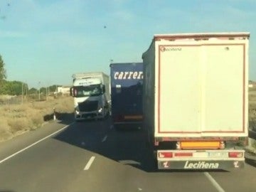 Adelantamiento temerario de un camión Adelantamiento temerario de un camión