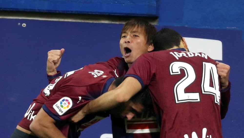 Los jugadores del Eibar celebran uno de los goles frente al Valencia