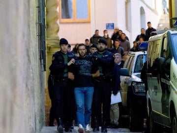 Agentes de la Guardia Civil trasladan al serbio Norbert Feher Agentes de la Guardia Civil trasladan al serbio Norbert Feher
