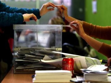 Una ciudadana ejerce su derecho a voto en el colegio Jaume I del barrio de Sants de Barcelona Una ciudadana ejerce su derecho a voto en el colegio Jaume I del barrio de Sants de Barcelona