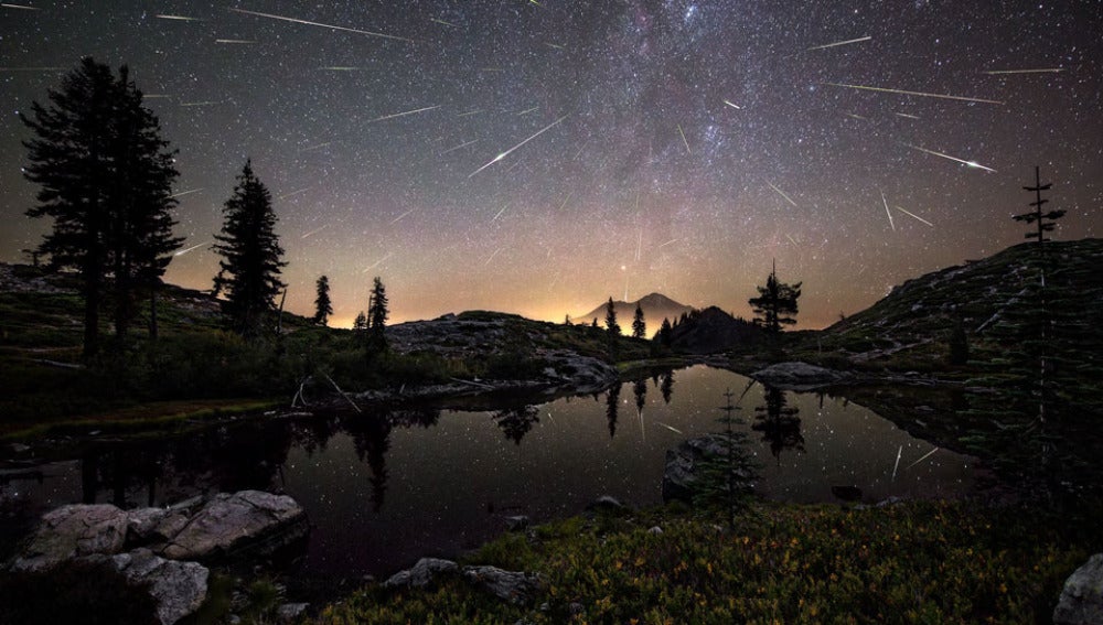 Imagen de larga exposición tomada durante el máximo de las Perseidas