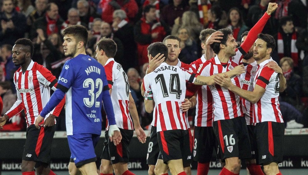 El Athletic celebrando el gol de Etxeita