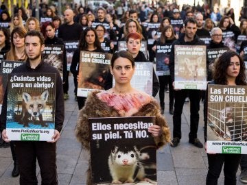 Un centenar de activistas de la organización Animanaturalis protestan en el centro de Barcelona Un centenar de activistas de la organización Animanaturalis protestan en el centro de Barcelona
