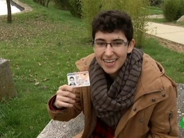 Eric muestra su DNI Eric muestra su DNI