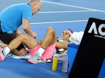 Nadal, siendo atendido por las asistencias Nadal, siendo atendido por las asistencias