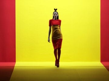 Una modelo de la firma Agatha Ruiz de la Prada, desfila con una de las creaciones en el desfile Una modelo de la firma Agatha Ruiz de la Prada, desfila con una de las creaciones en el desfile