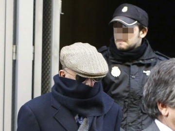 El exinspector Juan Antonio González Pacheco, "Billy el Niño" (c), a la salida de la Audiencia Nacional El exinspector Juan Antonio González Pacheco, "Billy el Niño" (c), a la salida de la Audiencia Nacional