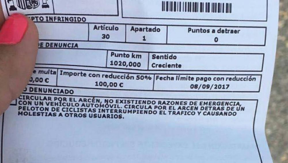 multa-coche-apoyo-peloton-ciclistas.jpg