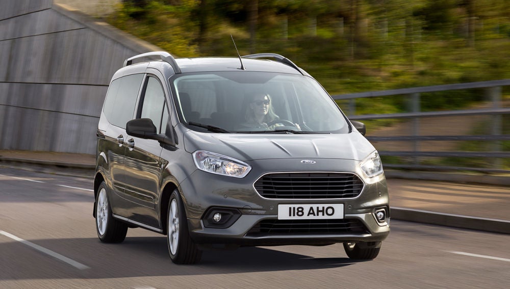 2017FordTourneoCourier_02.jpg