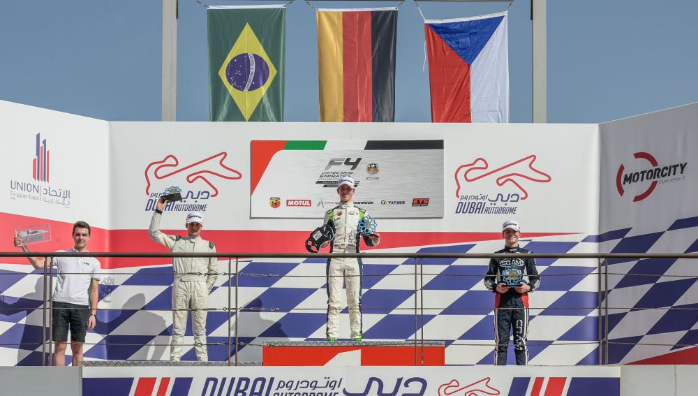 PodioF4UAEDubati2018Sc.jpg