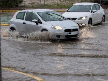 Vehículos en una calle inundada en Sevilla